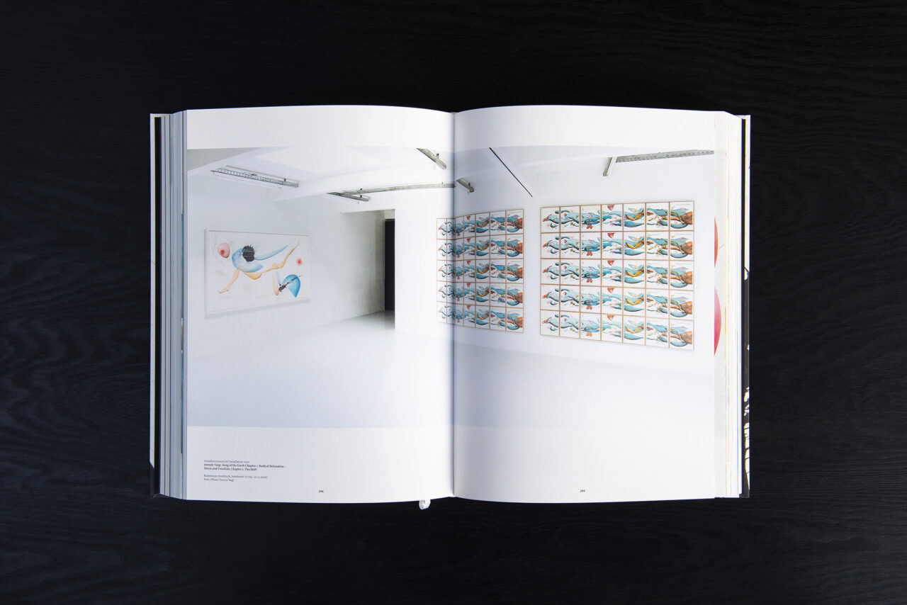 Jorinde Voigt – Shift, Catalog on the occasion of the exhibition Jorinde Voigt. A New Kind of Joy at Kunsthalle Nürnberg, Editor: Jorinde Voigt, Language: English, German, total pages: 544, Publishing: Verlag der Buchhandlung Walther König, ISBN 978-3-96098-146-6, Price: €60,00. inside 2