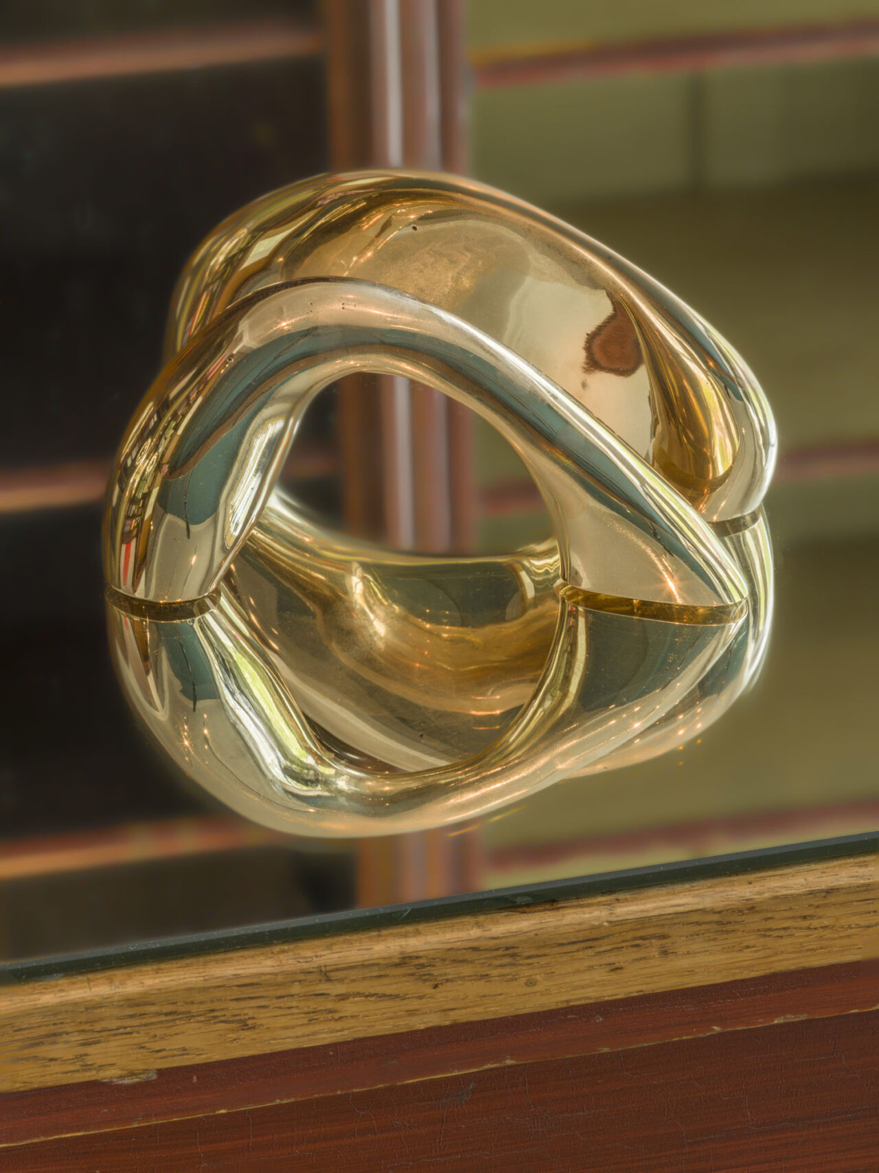 WV 2019-062 Double Infinite III Jorinde Voigt Berlin 2019 Two parts, 10 x 17,5 and 9 x 17,5 cm 1058 and 1221 g two-part bronze sculpture, chased, polished, waxed Installation on reflecting surface Unique Signed on the cutting edge