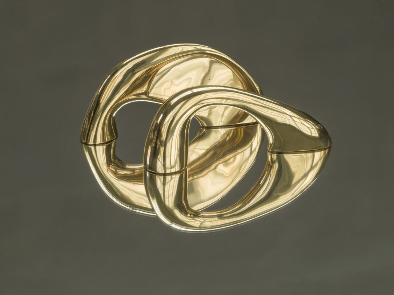 WV 2019-085 Double Infinite VII Jorinde Voigt Berlin 2019 Two parts, 8 x 18,5 and 9,5 x 19 cm 1163 and 1291 g two-part bronze sculpture, chased, polished, waxed Installation on reflecting surface Unique Signed on the cutting edge