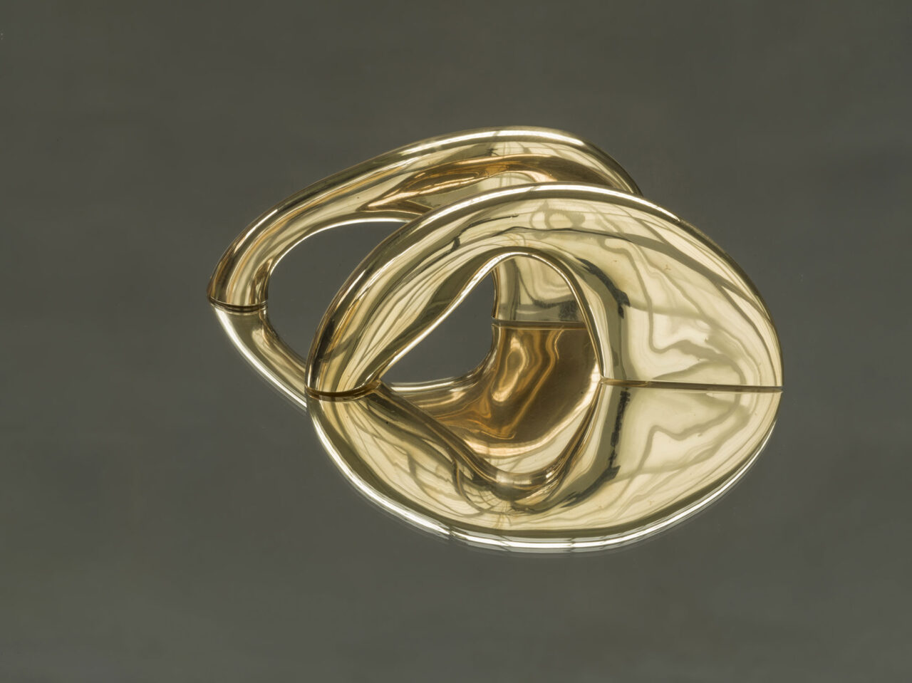 WV 2019-086 Double Infinite VIII Jorinde Voigt Berlin 2019 Two parts, 8 x 19 and 8 x 19 cm 1028 and 1335 g two-part bronze sculpture, chased, polished, waxed Installation on reflecting surface Unique Signed on the cutting edge