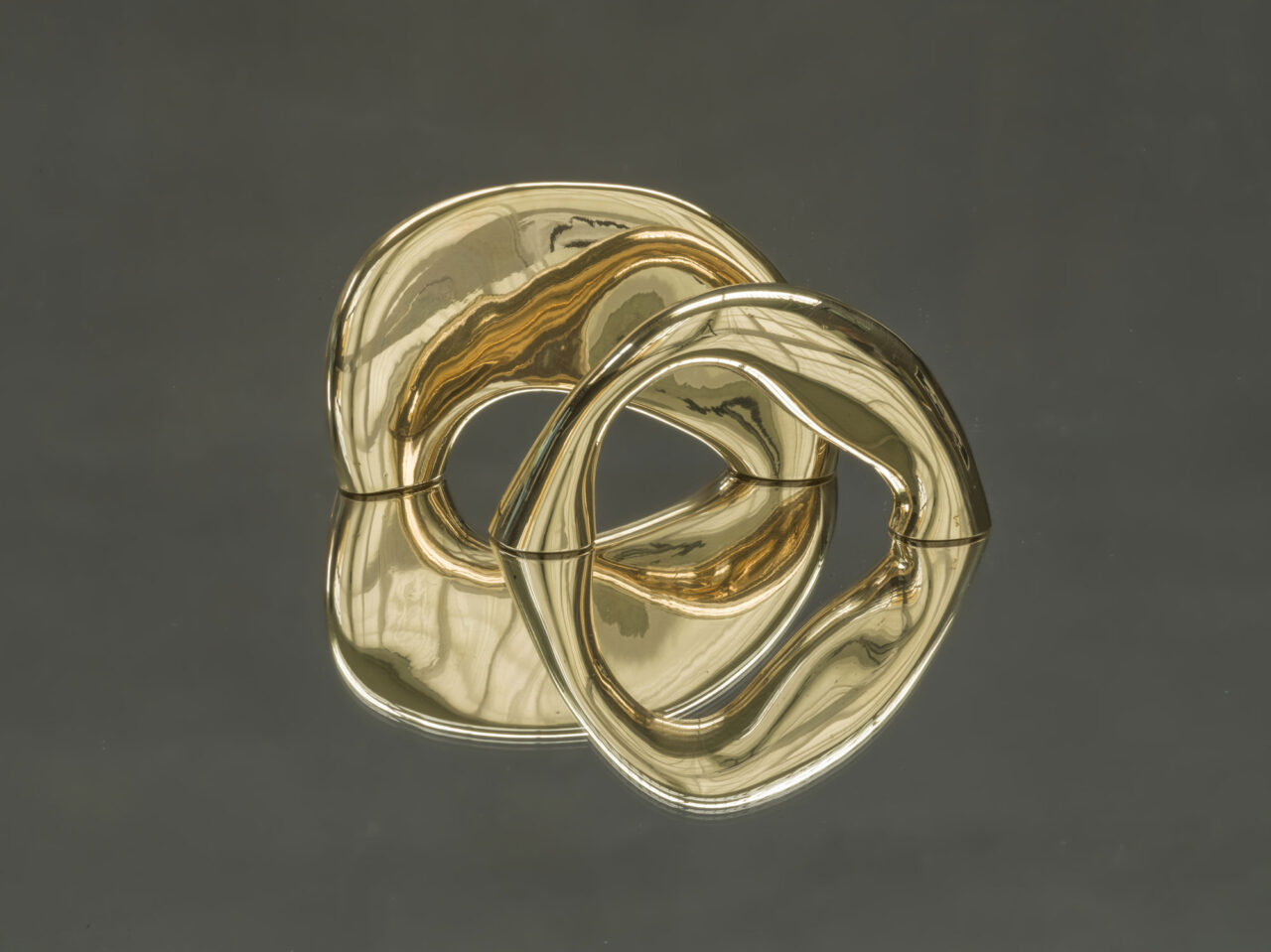 WV 2019-087 Double Infinite IX Jorinde Voigt Berlin 2019 Two parts, 9 x 16 and 10 x 16 cm 1080 and 1465 g two-part bronze sculpture, chased, polished, waxed Installation on reflecting surface Unique Signed on the cutting edge