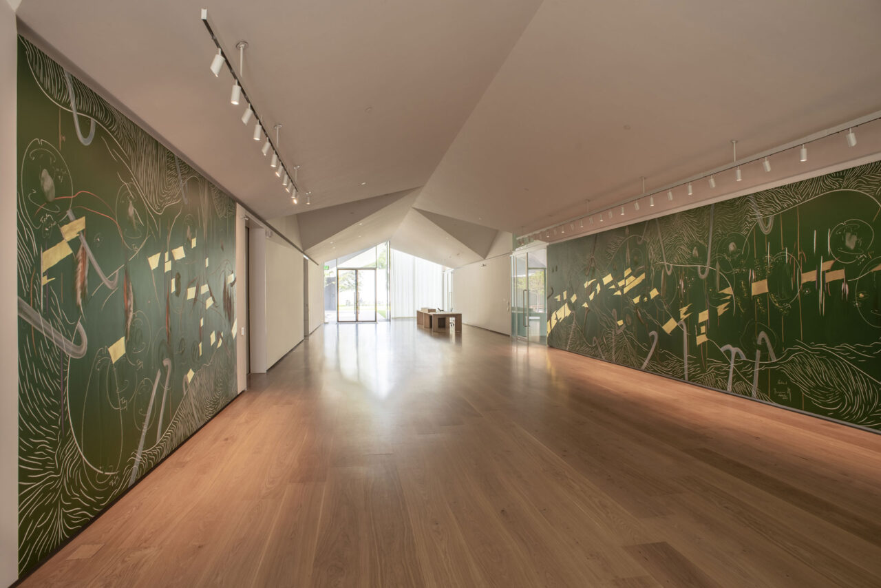 WV 2019-099 Vertical Jorinde Voigt Houston 2019 Two part mural, 289,56 x 1097,28 cm und 289,56 x 487,68 cm Chalks and gold leaf on wall paint unique work signed Temporary installation from 28.09.2019 until 30.09.2020 In the entrance area of the Menil Drawing Institute. The Menil Collection, Houston, USA