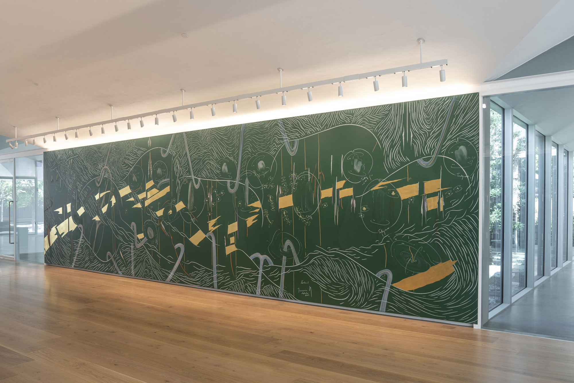 WV 2019-099 Vertical Jorinde Voigt Houston 2019 Two part mural, 289,56 x 1097,28 cm und 289,56 x 487,68 cm Chalks and gold leaf on wall paint unique work signed Temporary installation from 28.09.2019 until 30.09.2020 In the entrance area of the Menil Drawing Institute. The Menil Collection, Houston, USA